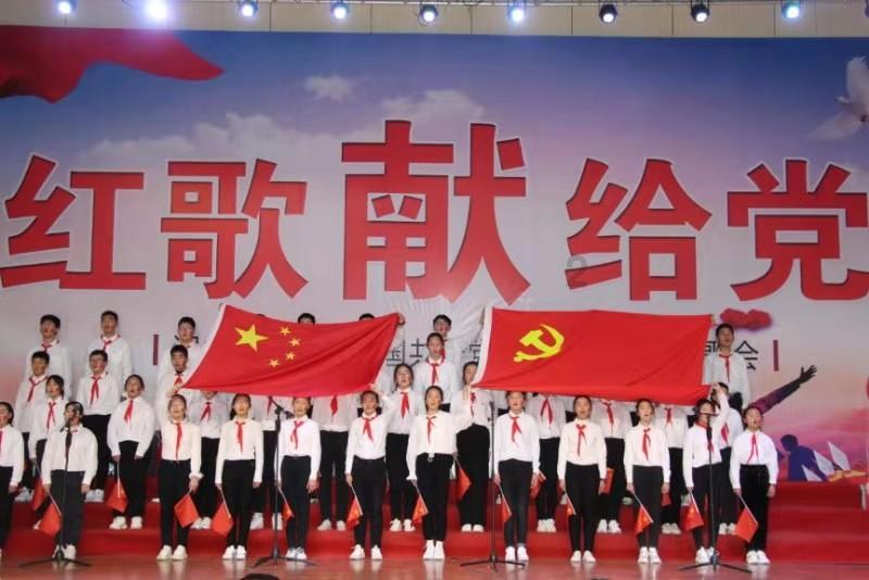 居民楼楼道起火冒烟,兄妹三人教科书式自救。网友:妹妹还不忘抱着小狗